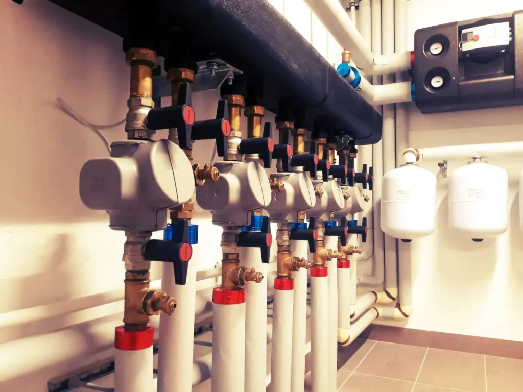 Tubature e addolcitore, parti di una centrale termica installata in una villa di 400mq
