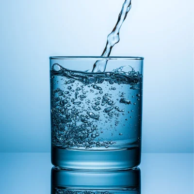 Acqua depurata nel bicchiere- passerini impianti - Installatore depuratori a Perugia e Provincia