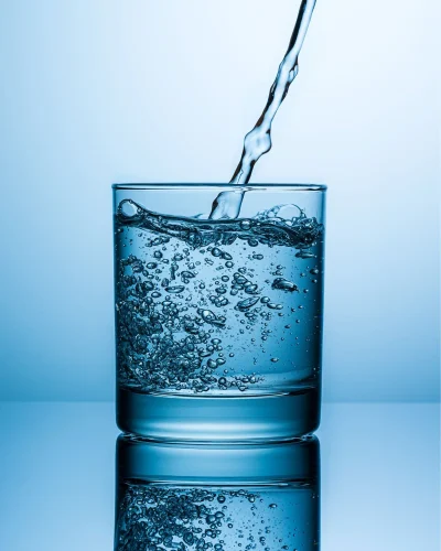 Acqua depurata nel bicchiere- passerini impianti - Installatore depuratori a Perugia e Provincia