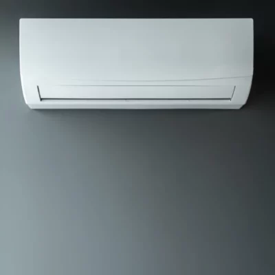 Climatizzatore bianco installato su muro nero - Marco passerini impianti idraulici