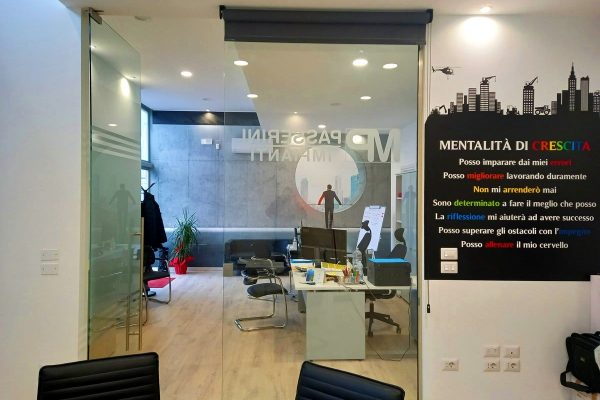 Interno degli uffici della Marco Passerini Impianti Idrotermosanitari, con sede ad Assisi (Perugia).
